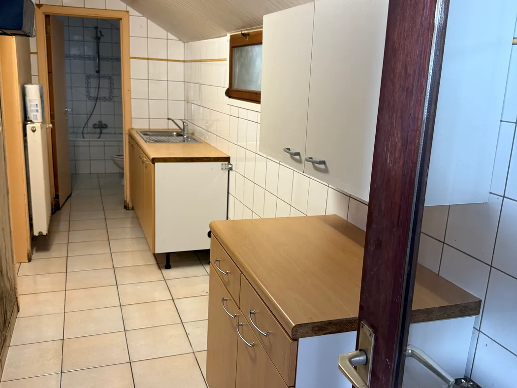 La même cuisine après intervention, meubles dégagés, sol et surfaces nettoyés