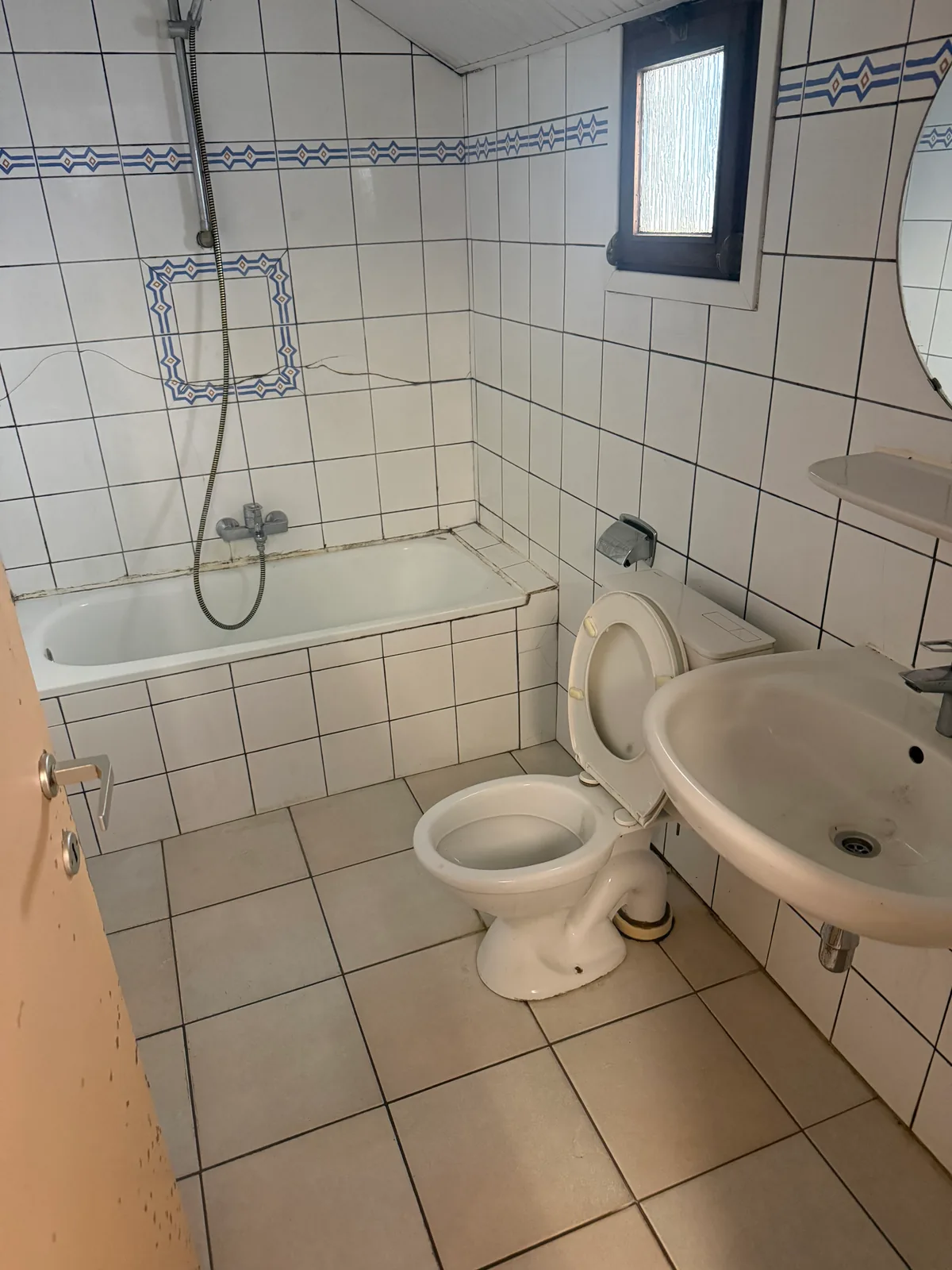 La même salle de bain après notre intervention : sanitaires, sol et baignoire nettoyés, pièce vidée